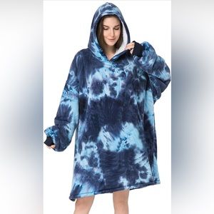 NWOT-Oversized Wearable Plush Sherpa Blanket Sweatshirt, OSFM, Tie Dye Dark Blue